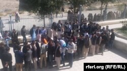 Жители Кабула в очереди к участку для голосования, 21 октября 2018 года.