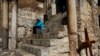 Ուխտավորը սպասում է Սուրբ Հարության տաճարի փակ դարպասի մոտ, Երուսաղեմ, 25-ը փետրվարի, 2018թ․
