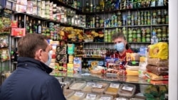 Глава подконтрольного России крымского правительства Юрий Гоцанюк мониторит цены в магазинах Симферополя, 1 апреля 2020 года