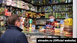 Глава подконтрольного России крымского правительства Юрий Гоцанюк мониторит цены в магазинах Симферополя. Архивное фото