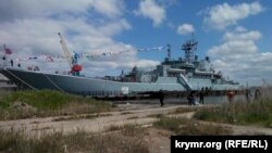 Російський десантний корабель «Цезар Куніков» у Керчі, 9 травня 2015 року