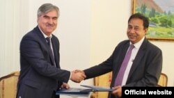 Файзиддин Қаҳҳорзода ва Прадип Сривастава 