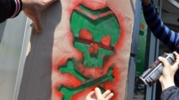 Украинский символ смерти: "маленький зеленый человечек"