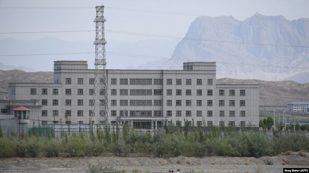 یکی از کمپ‌های «بازتعلیم» در استان شین‌جیانگ که مسلمانان اویغور در آن زندانی شده‌اند