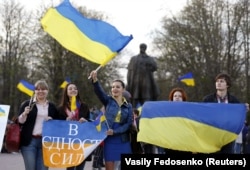 Під час мітингу в Луганську проти агресії Росії щодо України, 18 квітня 2014 року