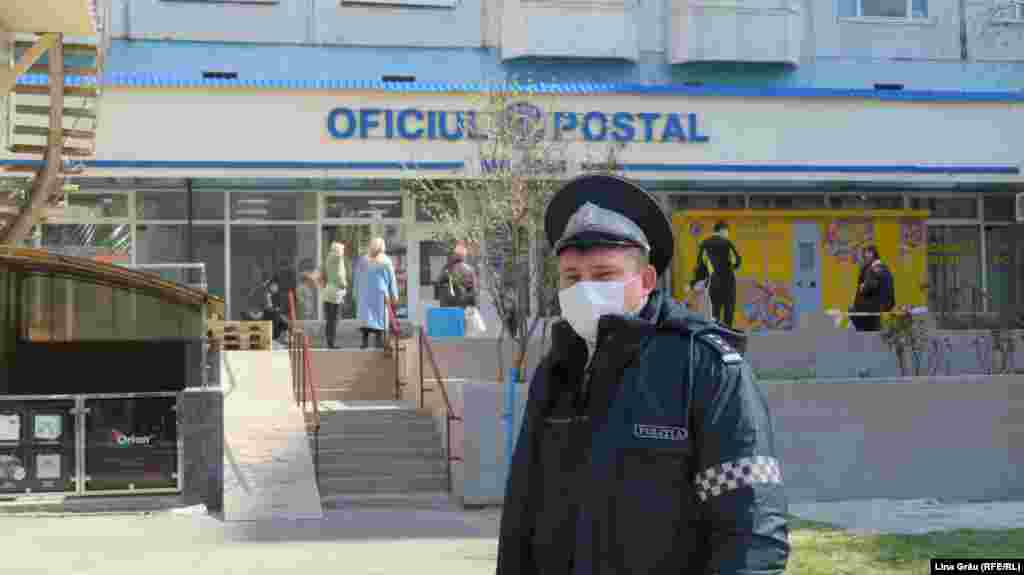 Polițiștii supraveghează ordinea publică pe străzile din Chișinău. Zilele acestea sunt neobișnuit de mulți polițiști și carabinieri în stradă. &nbsp;