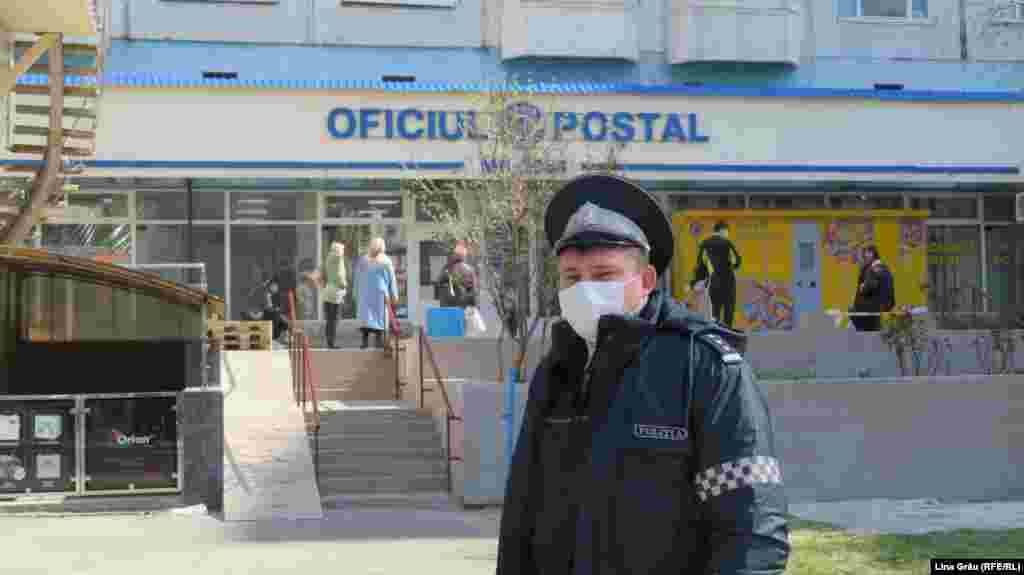 Polițiștii supraveghează ordinea publică pe străzile din Chișinău. Zilele acestea sunt neobișnuit de mulți polițiști și carabinieri în stradă. 