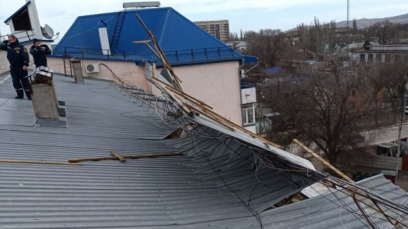 В Феодосии ураган сорвал крышу с дома (+фото)