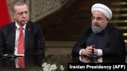 Түркия президенті Режеп Ердоған мен Иран президенті Хассан Роухани баспасөз мәслихатында. Тегеран, 4 қазан 2017 жыл.