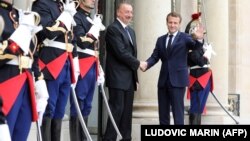 Ֆրանսիայի նախագահը Ելիսեյան պալատում ընդունում է ադրբեջանցի պաշտոնակցին, արխիվ