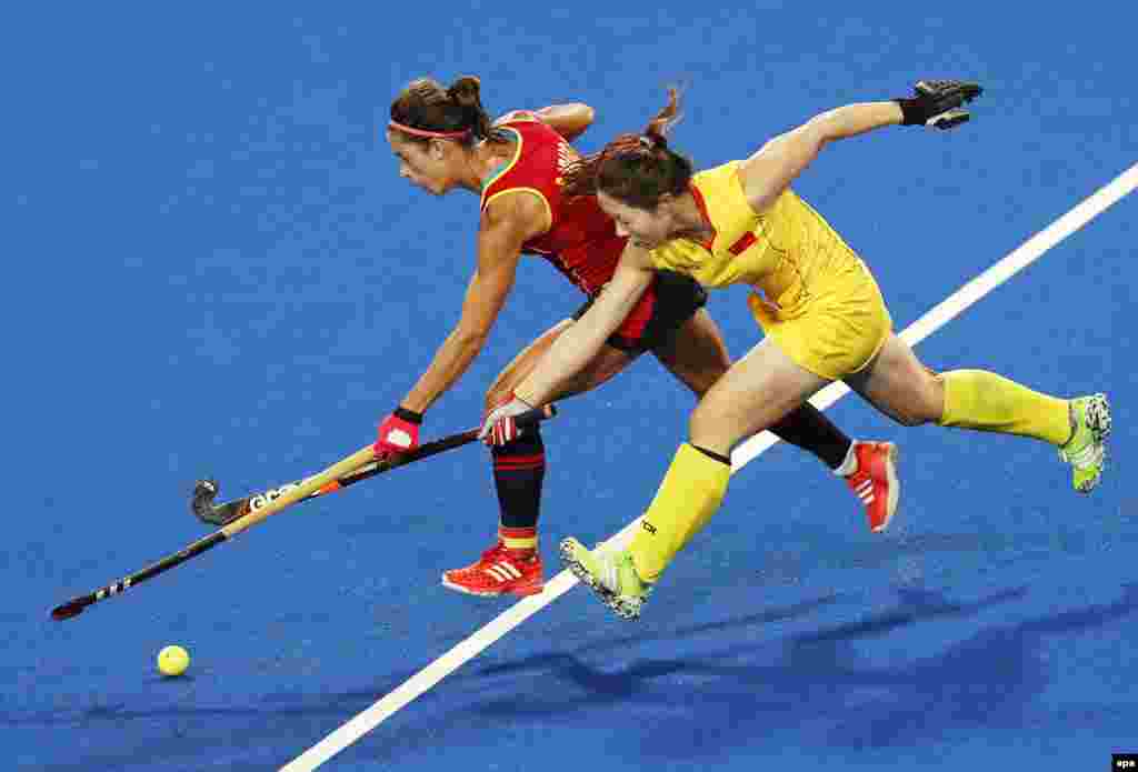 Rocio Ybarra (left) of Spain in action against Peng Yang of China during their women's field hockey preliminary-round match.