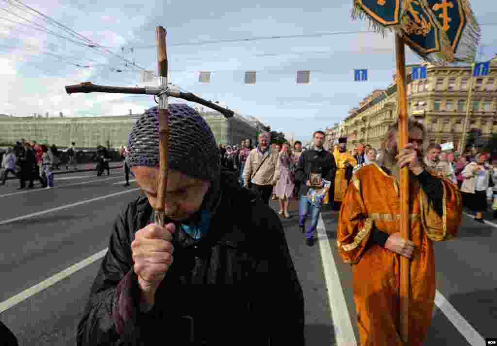 Orthodox believers participate in a procession to mark the 292nd anniversary of the transfer of the relics of St. Aleksandr Nevsky in central St. Petersburg on September 12. (epa/Anatoly Maltsev)