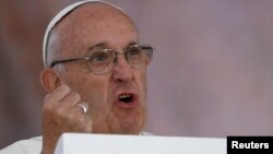 Neki ljudi se, kada je u pitanju korupcija, ponašaju kao da je u pitanju droga, poručio papa Franja