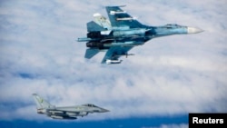 Rusiyeniñ Su-27 qırıcısı Baltıq ülkeleri yanındaki halqara ava boşluğında Büyük Britaniya qırıcılarına yaqınlaşa, 2014 senesi iyün 17 künü