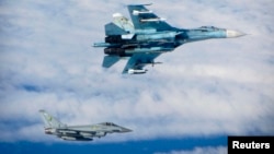 Një rast i afrimit të rrezikshëm të aeroplanit luftarak rus (lartë) dhe atij britanik