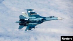 Россиянинг Су-27 қирувчи сaмолёти парвозда.