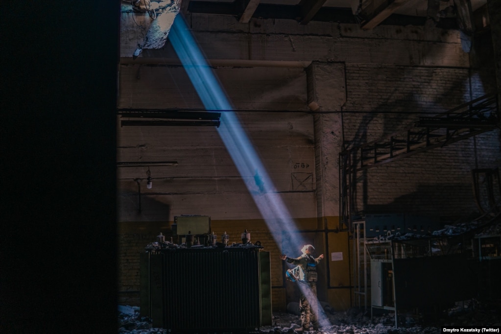 &ldquo;Ai luante me rrezet e diellit. Këto janë bërë në ditët e fundit. Fotografitë janë realizuar në ditët e fundit para se të largoheshin nga Azovstali. Ata i gjetën këto rreze dhe gjetën rrugën për të dalë që aty&rdquo;, tha ajo. &nbsp;