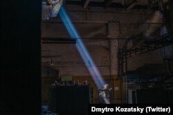 Un membru al forțelor militare ucraineni fotografiat în interiorul combinatului Azovstal cu câteva zile înainte ca Rusia să preia controlul asupra fabricii.