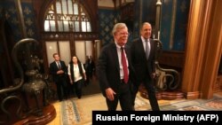 Rusiyanın Xarici işlər naziri Sergei Lavrov (sağda) John Bolton-la görüşür