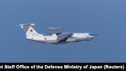 هواپیمای ای۵۰ روسیه در نزدیکی جزیره مورد مناقشه بین ژاپن و کره جنوبی دیده می‌شود