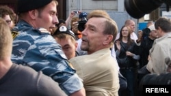 Задержание Льва Пономарёва на протестной акции в 2009 году