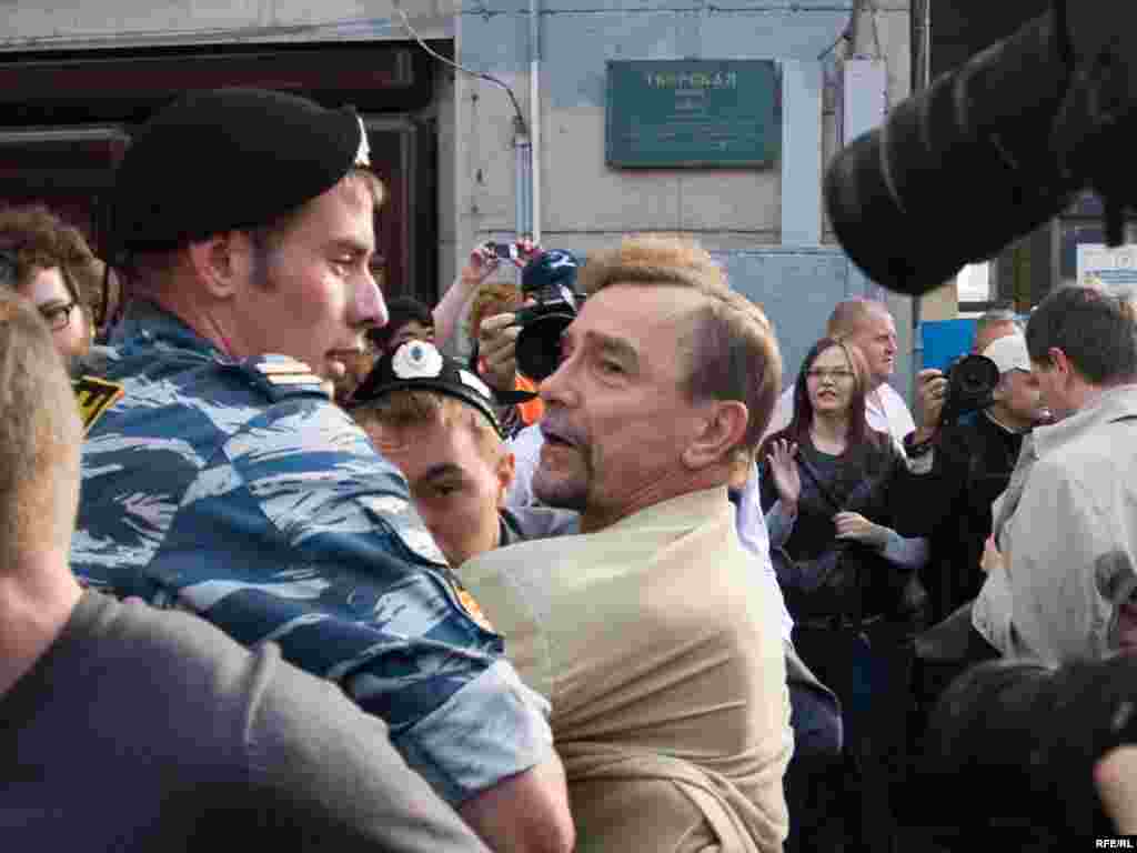 Был задержан за общение с прессой исполнительный директор общероссийского движения «За права человека» Лев Пономарев, но его через 10 минут отпустили.