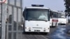Автобуси з евакуйованими з Китаю людьми під час виїзду з Міжнародного аеропорту Харкова