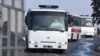 Кытайдан эвакуацияланган жарандарды салган автобустар Харьков аэропортунда. 20-февраль, 2020-жыл. 