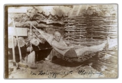 Сонечныя ванны ў акопе каля Мажэйскага возера, ліпень 1916-га