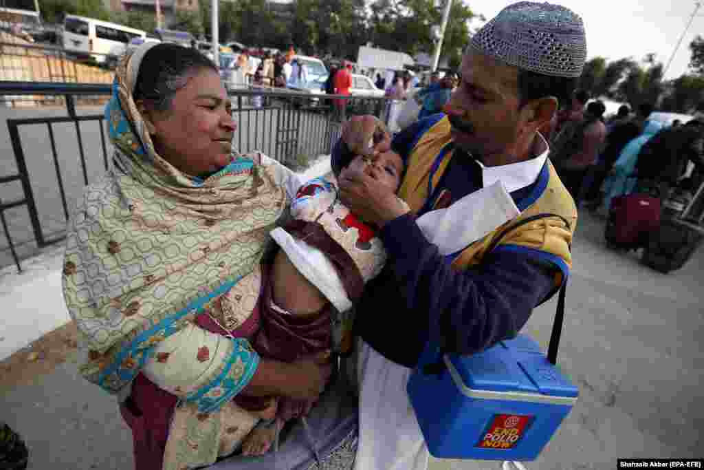 ПАКИСТАН - Неидентификувани напаѓачи пукале кон две жени кои вакцинирале деца во северозападен Пакистан при што загинала една од нив, а другата е повредена.