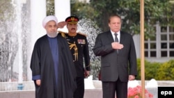 Iranian President Hassan Rouhani (L) inspecting guards of honor during his meeting with Pakistan Prime Minister Nawaz Sharif (R), in Islamabad on March 25.