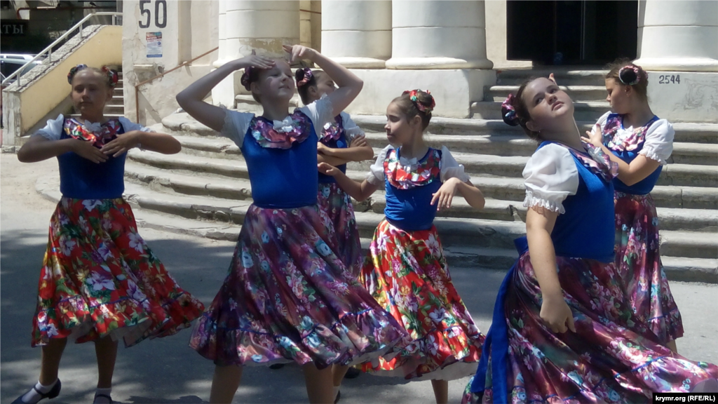 Детский танцевальный коллектив исполнял &laquo;музыкальные картинки&raquo; с элементами канкана по мотивам российских фильмов
