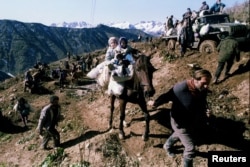 Грузинские беженцы поспешно передвигаются по горам, 5 октября 1993 года