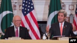 سرتاج عزیز در جریان ملاقات با جان کری وزیر خارجهء امریکا