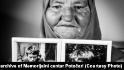 Saliha Osmanović drži fotografije ubijenih sinova
