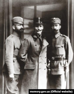 Справа наліво: Лонгин Цегельський, Михайло Волошин, Іван Боберський у формі Українських січових стрільців (УСС), 1918 рік