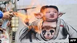 Южнокорейские демонстранты обращаются к Ким Чен Ыну менее дипломатично, чем их президент