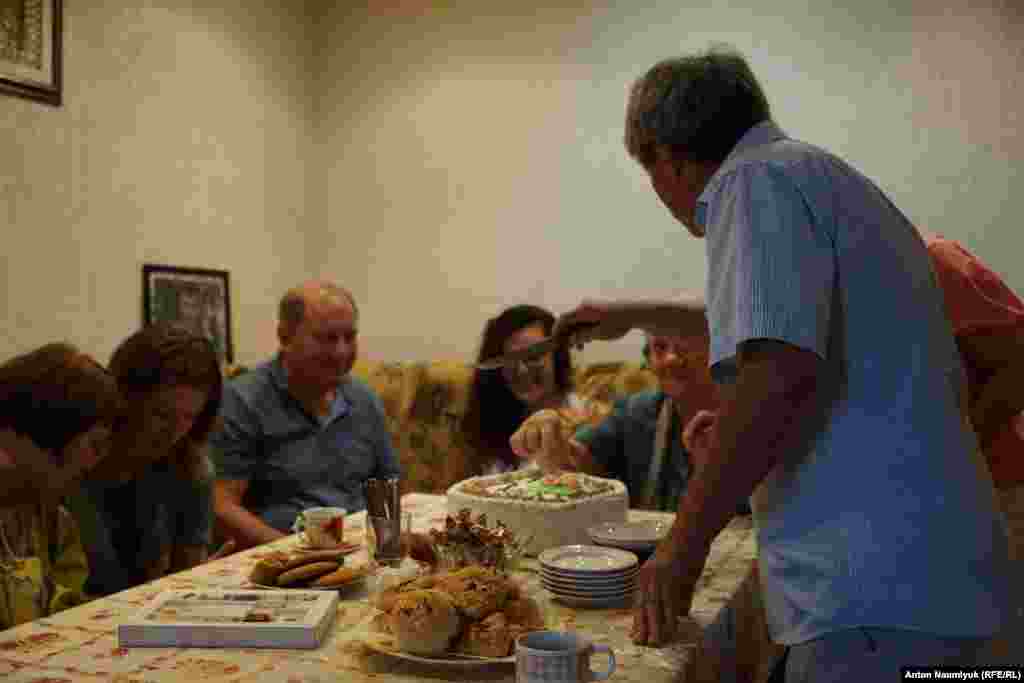 Друзі сім&#39;ї зібралися за одним столом, щоб відзначити день народження Ервіна Ібрагімова