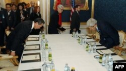 نشست دوجانبه جان کری، وزیر امور خارجه آمریکا و وانگ یی، وزیر خارجه چین در جریان مذاکرات اتمی ۱+۵ با ایران؛ دوشنبه سوم آذر