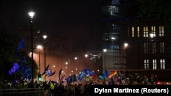 Demonstracije ispred Parlamenta Velike Britanije u noći kada su poslanici vratili kontrolu nad dnevnim redom