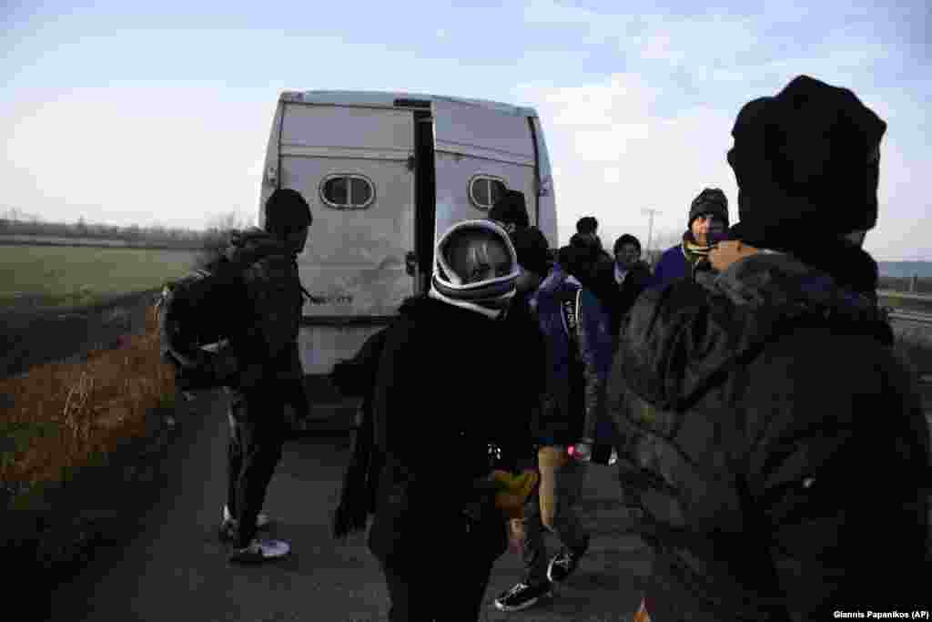 Мигранты из Ирана задержаны греческими властями рядом с деревней Кастаниес.&nbsp;