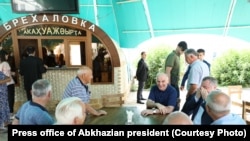 Аслан Бжания преподнес в дар завсегдатаям кофейни деревянные нарды ручной работы с вырезанной на них контурной картой Абхазии
