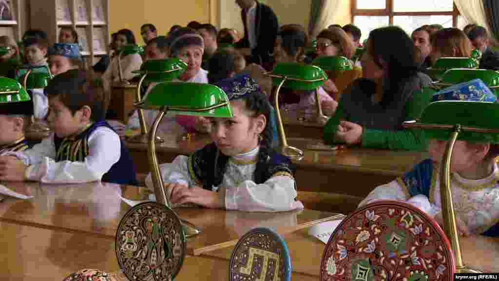 Kyivde Dünya insan aqları kününe bağışlanğan hayriye aktsiya. Toplanğan sermiya Qırımnıñ siyasiy mabuslarınıñ qorantalarına berilecektir