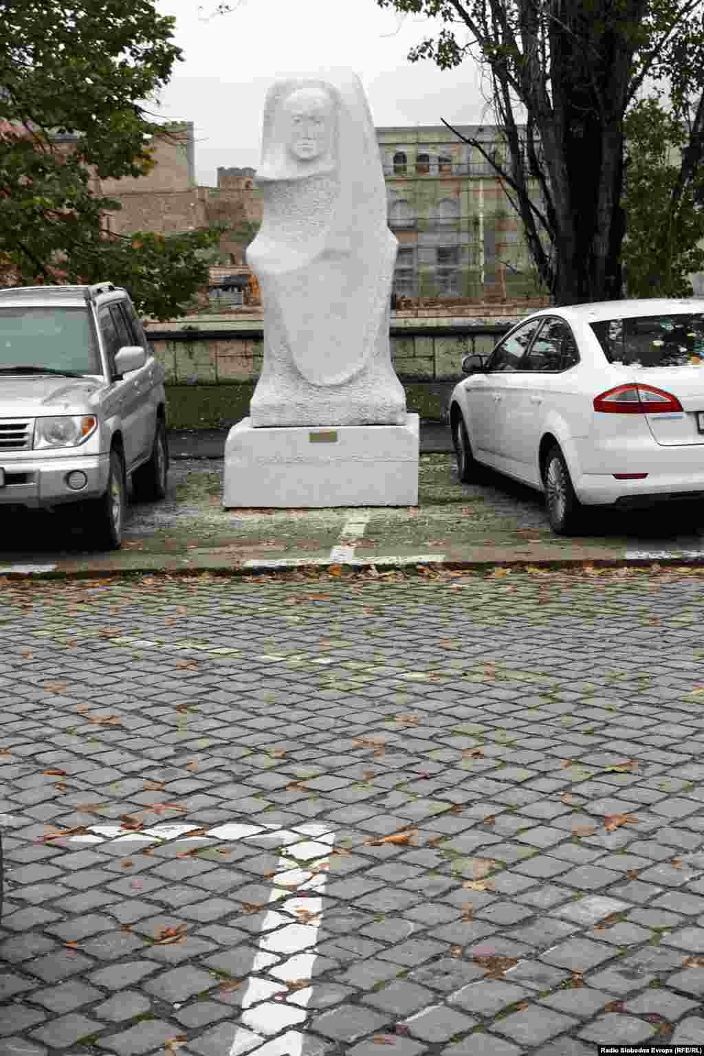Еден од новопоставените споменици врз калдрмата од пред земјотресот, на неколку метри од плоштадот Македонија