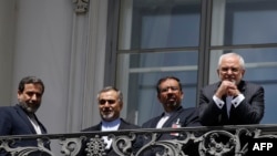 Eýranyň daşary işler ministri M.J.Zarif (s) öz geňeşçileri bilen,Wena, 10-nji iýul, 2015.