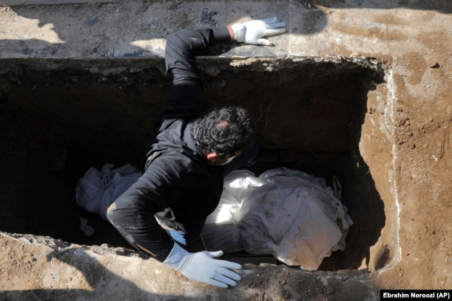 Похороны умершего от коронавируса человека в Иране. 20 марта 2020 года.