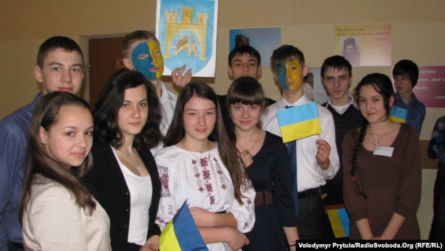 Ученики с учителями выстроились в цепочку, которая протянулась по всем коридорам и этажам гимназии