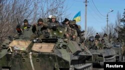 Украинские солдаты покидают район города Дебальцево. Донецкая область, Украина,18 февраля 2015 года.