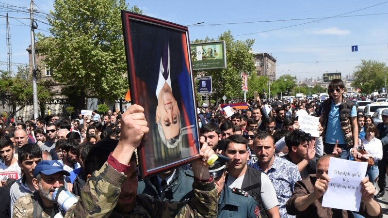Протесты в Армении: неизвестные избили журналиста