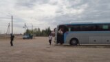 Место, где в селе Кабанбай-батыра останавливается автобус, следующий в Астану. Акмолинская область, 8 сентября 2016 года.